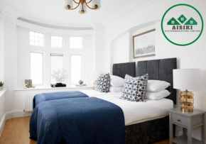 FW Haute Apartments at North Finchley, a 3 Bedroom and 2 Bathroom Pet-Friendly Flat, King or Twin beds with FREE WIFI